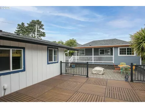 Exterior - 144 6th Ave, Seaside, OR 97138 photo 5 of 10