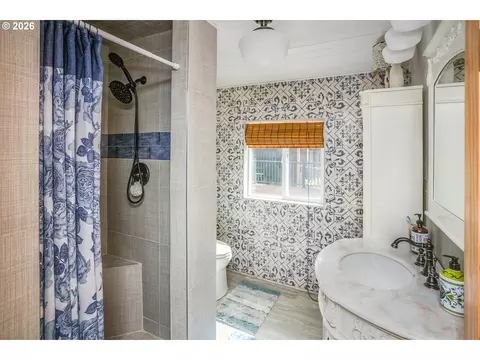 Bath - 144 6th Ave, Seaside, OR 97138 photo 1 of 3