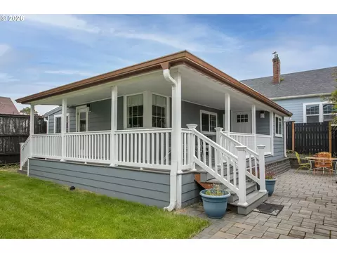 Exterior - 144 6th Ave, Seaside, OR 97138 photo 7 of 10