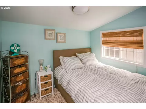 Bedroom - 144 6th Ave, Seaside, OR 97138 photo 3 of 4
