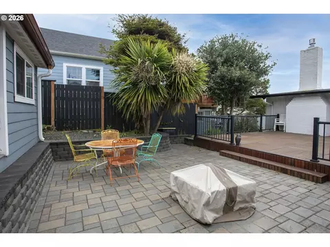 Exterior - 144 6th Ave, Seaside, OR 97138 photo 6 of 10