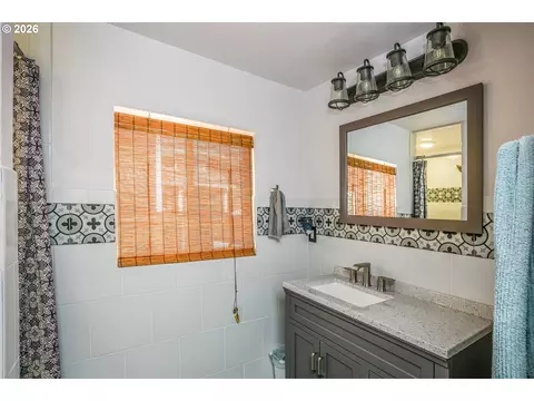 Bath - 144 6th Ave, Seaside, OR 97138 photo 2 of 3
