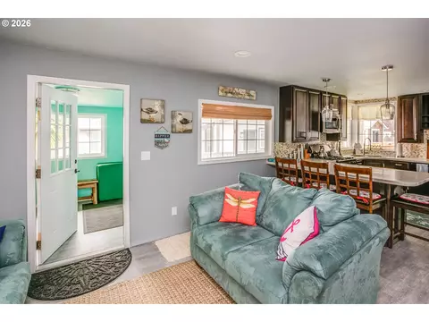 Living - 144 6th Ave, Seaside, OR 97138 photo 5 of 5