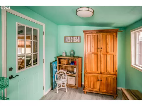 Entry Way - 144 6th Ave, Seaside, OR 97138 photo 1 of 1