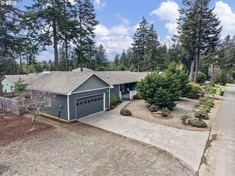 1156 12th St SE, Bandon, OR 97411