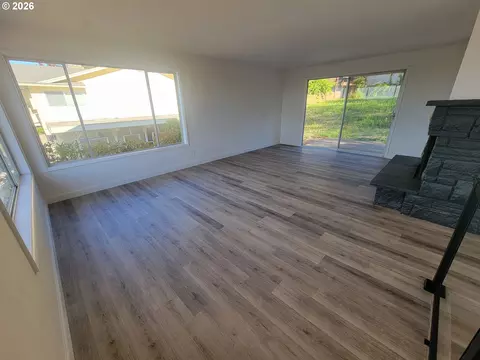 Living - 2460 W 21st Ave, Eugene, OR 97405 photo 2 of 7