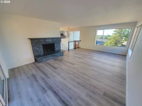 Living - 2460 W 21st Ave, Eugene, OR 97405 photo 4 of 7
