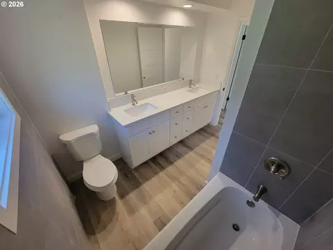 Bath - 2460 W 21st Ave, Eugene, OR 97405 photo 3 of 8