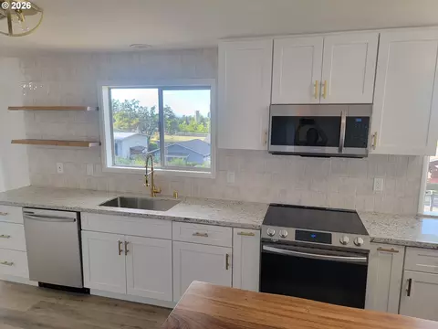 Kitchen - 2460 W 21st Ave, Eugene, OR 97405 photo 4 of 8