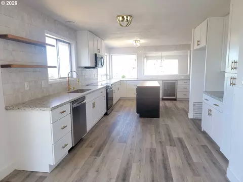 Kitchen - 2460 W 21st Ave, Eugene, OR 97405 photo 1 of 8