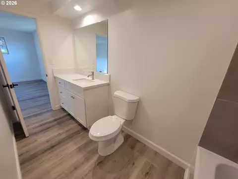 Bath - 2460 W 21st Ave, Eugene, OR 97405 photo 5 of 8