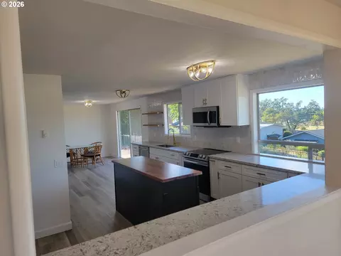Kitchen - 2460 W 21st Ave, Eugene, OR 97405 photo 8 of 8
