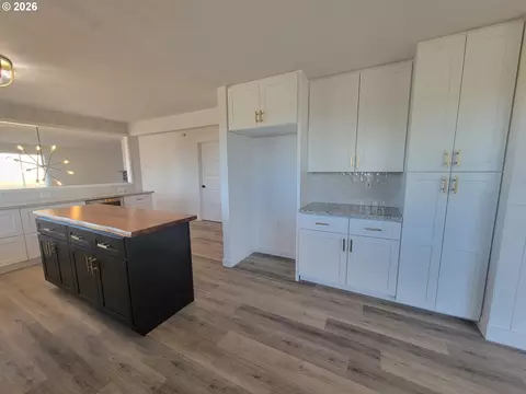 Kitchen - 2460 W 21st Ave, Eugene, OR 97405 photo 6 of 8