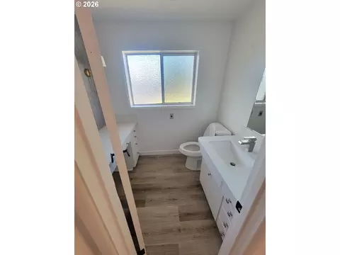 Bath - 2460 W 21st Ave, Eugene, OR 97405 photo 6 of 8