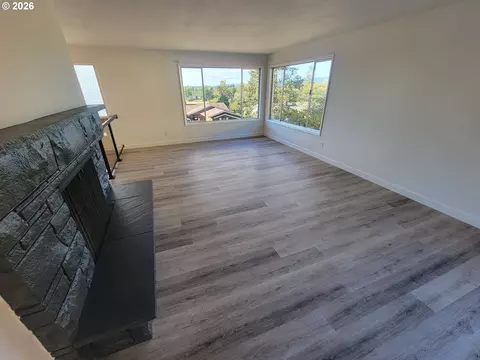 Living - 2460 W 21st Ave, Eugene, OR 97405 photo 5 of 7