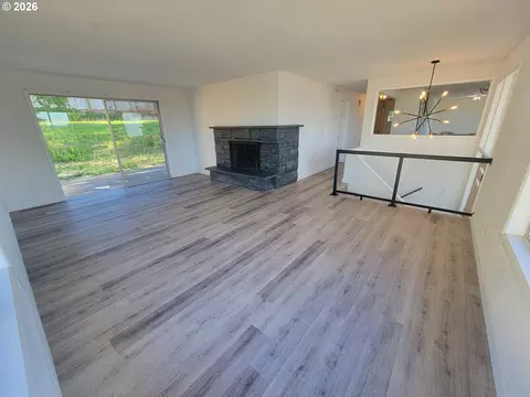 Living - 2460 W 21st Ave, Eugene, OR 97405 photo 3 of 7