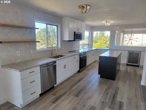 Kitchen - 2460 W 21st Ave, Eugene, OR 97405 photo 2 of 8