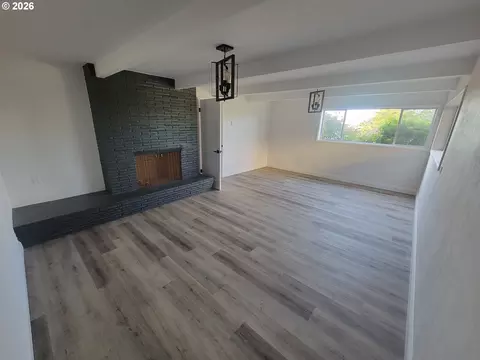 Living - 2460 W 21st Ave, Eugene, OR 97405 photo 7 of 7