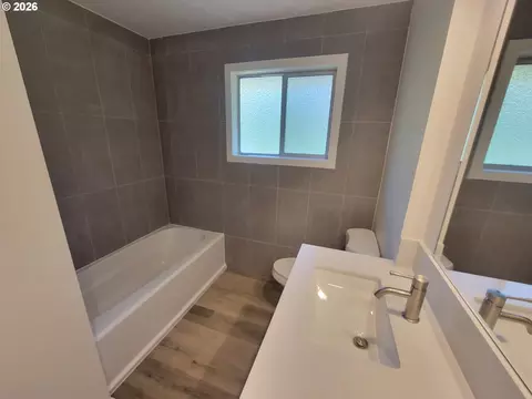 Bath - 2460 W 21st Ave, Eugene, OR 97405 photo 2 of 8