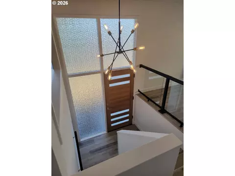 Entry Way - 2460 W 21st Ave, Eugene, OR 97405 photo 3 of 7