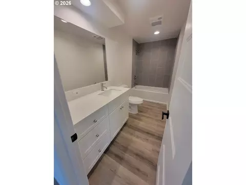 Bath - 2460 W 21st Ave, Eugene, OR 97405 photo 4 of 8