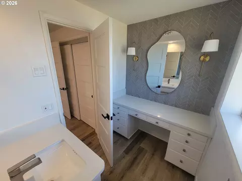Bath - 2460 W 21st Ave, Eugene, OR 97405 photo 7 of 8