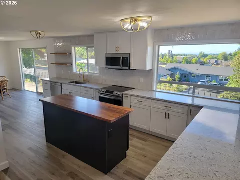 Kitchen - 2460 W 21st Ave, Eugene, OR 97405 photo 3 of 8