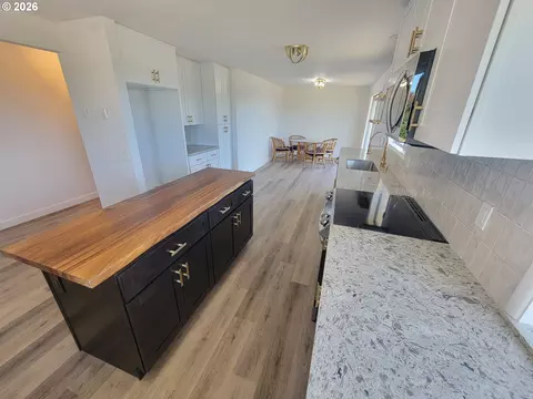 Kitchen - 2460 W 21st Ave, Eugene, OR 97405 photo 5 of 8