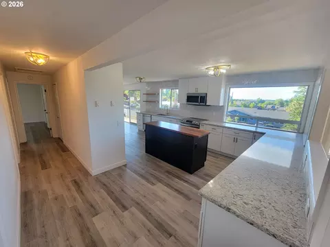 Entry Way - 2460 W 21st Ave, Eugene, OR 97405 photo 2 of 7