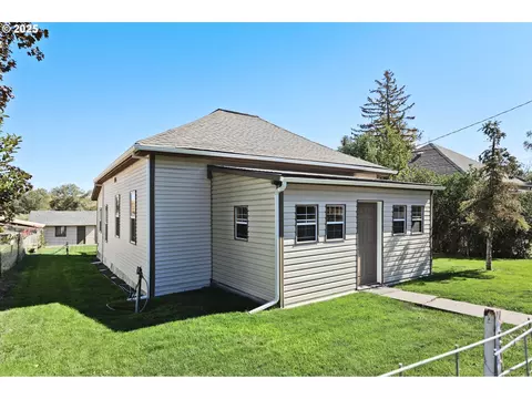 407 SW Fourth St, Grass Valley, OR 97029
