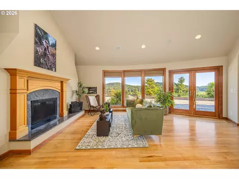 Living - 85898 Lorane Hwy, Eugene, OR 97405 photo 2 of 4