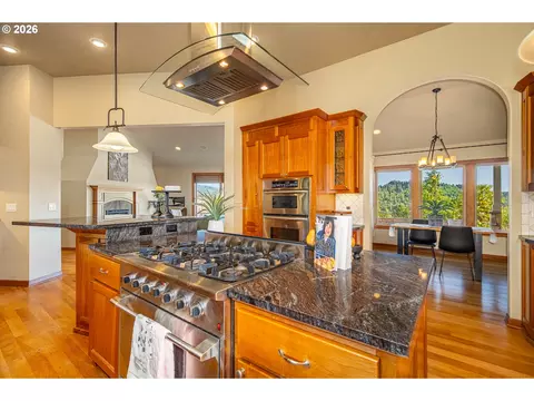 Kitchen - 85898 Lorane Hwy, Eugene, OR 97405 photo 3 of 5