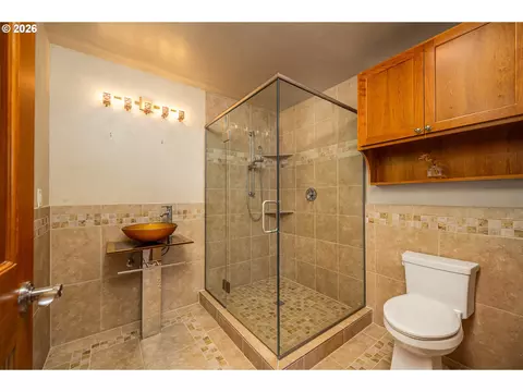 Bath - 85898 Lorane Hwy, Eugene, OR 97405 photo 2 of 6