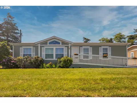 1707 13th St, North Bend, OR 97459