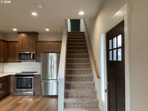 Entry Way - 690 E 1st Ave, Estacada, OR 97023 photo 2 of 3