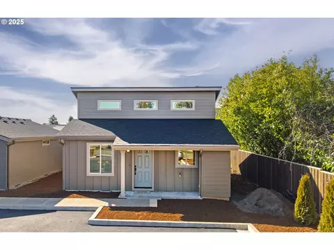 12240 Meadowlawn Dr, Oregon City, OR 97045