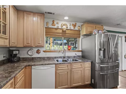 889 H Ave, Powers, OR 97466 photo 5