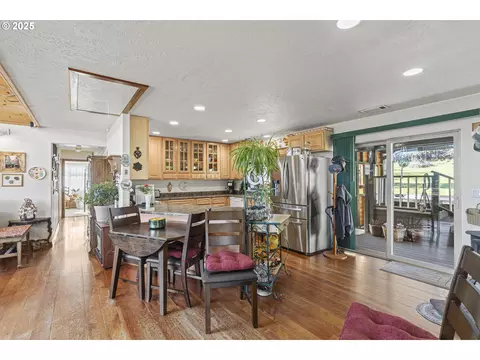 889 H Ave, Powers, OR 97466 photo 11