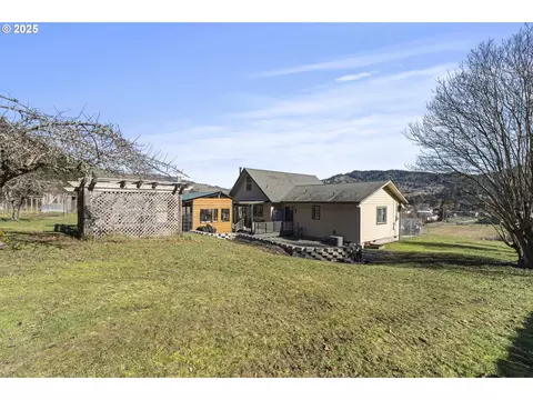 889 H Ave, Powers, OR 97466 photo 32