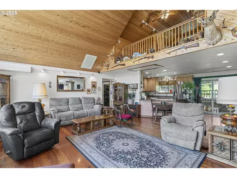 889 H Ave, Powers, OR 97466 photo 4