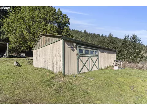 889 H Ave, Powers, OR 97466 photo 22
