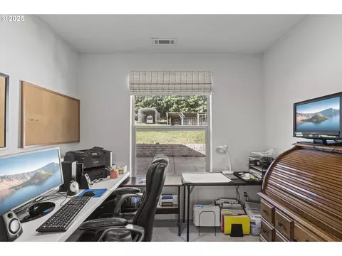 889 H Ave, Powers, OR 97466 photo 9