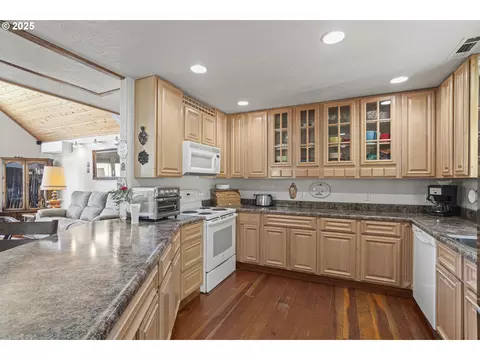 889 H Ave, Powers, OR 97466 photo 12