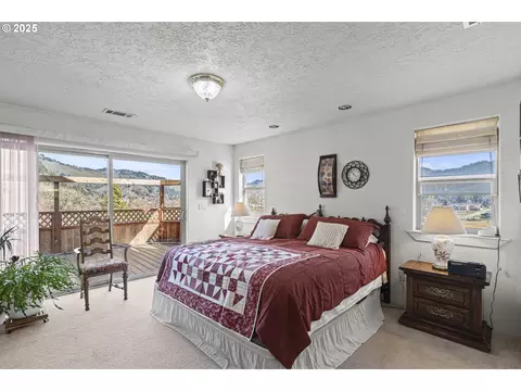 889 H Ave, Powers, OR 97466 photo 7