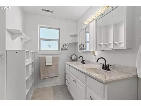 889 H Ave, Powers, OR 97466 photo 10