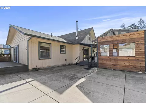 889 H Ave, Powers, OR 97466 photo 19