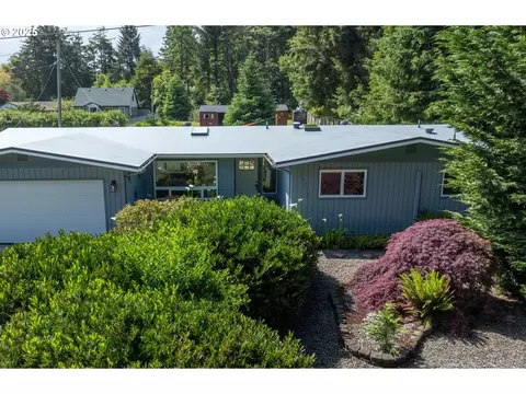 90726 Sanddollar Ln, Coos Bay, OR 97420