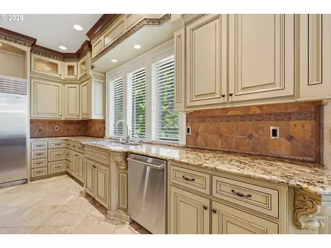 Kitchen - 3841 SE Deer Creek Way, Gresham, OR 97080 photo 5 of 7