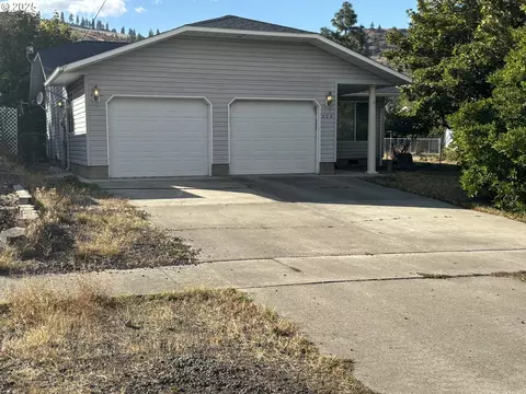 204 3rd St, La Grande, OR 97850