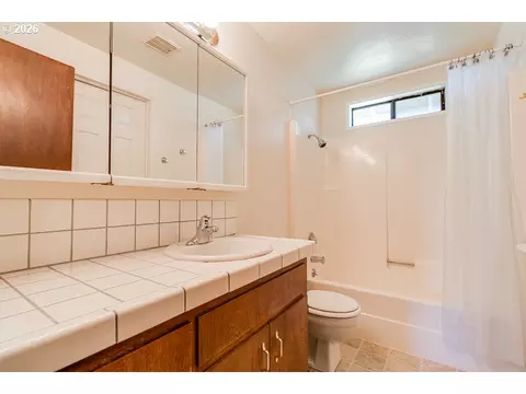 Bath - 730 Arcadia Dr, Eugene, OR 97401 photo 1 of 1
